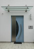 Eingangsüberdachung aus Edelstahl und Glas