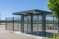 Drehkreuz in Zaunanlage integriert