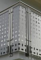 Balkongeländer aus Edelstahl mit Glaselementen 